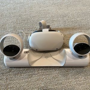 Oculus Quest 2 Virtual Reality Set with charging port